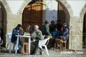 082marruecos 2003-essaouira-discutiendo con un te